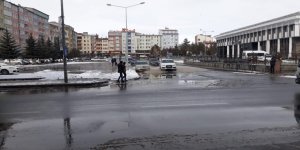 Kars Valiliği Önü Sele Döndü, Caddeye Trafik Sinyalizasyon Sistemi Kurulmalı