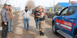 Aranan şahıslar jandarmadan kaçamadı