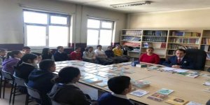 Digor Kaymakamı Zengince, öğrencilere kitap dağıttı