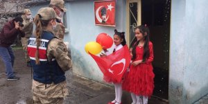 Kars’ta jandarma ve polis köylerdeki çocukların bayramını kutladı