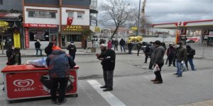 Kars’ta 1 maske için metrelerce kuyruk oluştu