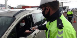 Trafik ekiplerinden broşür yerine kolonya