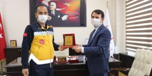 Kars’ta ambulans şoförüne plaket verildi