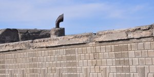 Üzerindeki dinleme borusuyla düşman püskürtülüyordu