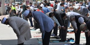 Kars’ta 74 gün sonra ilk cuma namazı kılındı
