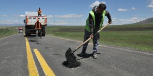 Bozulan asfalt yollara yama çalışması