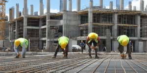 30 derece sıcakta demirleri nakış nakış işliyorlar