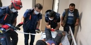 Kars’ta ot toplayan çocuğun bacağına dirgen saplandı