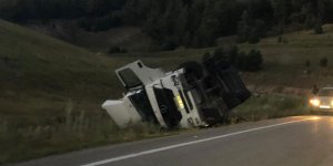 Sarıkamış’ta tır devrildi