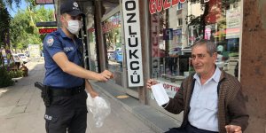 Kars’ta polis maske dağıttı, sosyal mesafe uyarısında bulundu