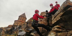 Kars’ta jandarmadan yavru köpeğe şefkat eli
