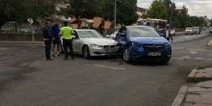 Kars’ta iki araç çarpıştı