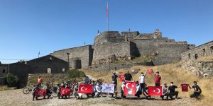 Kars Bisiklet Kulübü, Zafer Bayramını Kars Kalesinde kutladı