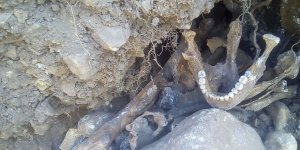 Atık su kanalı kazısında insan kemikleri, mermi ve çürümüş çarıklar bulundu