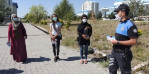 Kars’ta öğrenciler Covid-19’a karşı bilgilendiriliyor