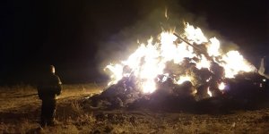 Kars’ta 7 ton ot yanarak kül oldu