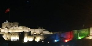 Kars Kalesi Azerbaycan bayrağı renklerinde ışıklandırıldı