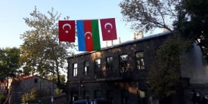 Yusufpaşa Mahallesi Muhtarlığı GAMP Caddesi'ne Türkiye ve Azerbaycan bayrağı astı