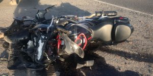 Kars’ta motosikletle kamyonet çarpıştı!