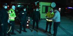 Sarıkamış’ta covid-19 tedbirleri kapsamında sessizlik hakim oldu, polislere tatlı ikram edildi