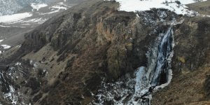 Susuz Şelalesi kısmen dondu