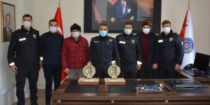 Emniyet Müdürü Özer’den başarılı gazetecilere hediye