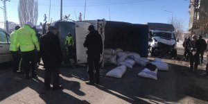 Kars'ta iki kamyonet çarpıştı!