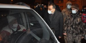 Vali Öksüz, yılbaşı tedbirlerini inceledi, ekiplere tatlı ikram etti