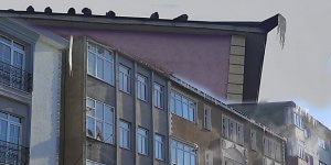 Kars’ta çatılardaki buz sarkıtları tehlike saçıyor!
