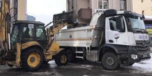 Kars’ta cadde ve sokakların karı temizliyor