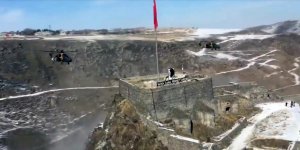 ATAK Helikopterleri Kars Kalesinde ki Türk Bayrağını selamladı