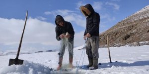 Çıldır Gölü'nde ‘Eskimo’ usulü balık avı