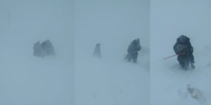 Kars Özel İdare ekipleri, köydeki hastayı sırtında taşıdı
