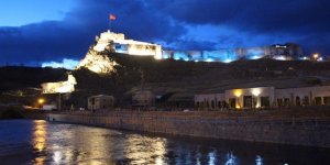 Kars Kalesi Mavi Renkle Işıklandırıldı