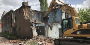 Kars’ta metruk binaların yıkımı devam ediyor