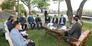 Kars Valisi ve Belediye Başkan Vekili Türker Öksüz muhtarların sorunlarını çözüyor