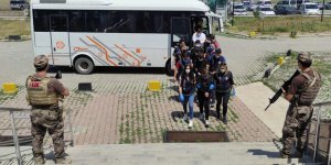 Yüzlerce kişiyi dolandıran sahte bahis çetesi adliyeye çıkarıldı