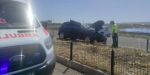 Kars’ta tekeri patlayan araç kaza yaptı!