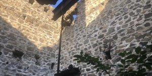 Kars’ta tarihi yapının duvarını kırdılar