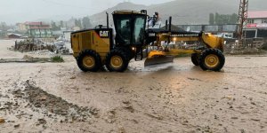 Sarıkamış'ı sel vurdu, ev ve iş yerlerini su bastı