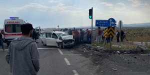 Kars’ta otomobille minibüs çarpıştı: 3 yaralı