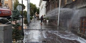 Kars’ta kaldırımlar yıkanıyor