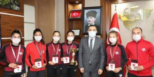 Kars Valisi ve Belediye Başkan Vekili Türker Öksüz, başarılı sporcuları kabul etti