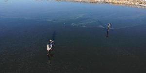 Buz tutan Çıldır Gölü'nde 'vals'