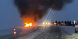 Kars’ta çarpışan araç alev topuna döndü