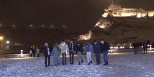 Kars'ta vatandaşlar kar altında halay çekti