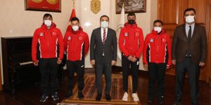 Vali Öksüz, başarılı kayakçıları kabul etti