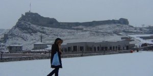  Kars’ta vatandaşların kar mesaisi başladı