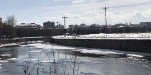 Kars Çayı’nın buzları çözülmeye başladı