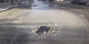 Kars’ta içme suyu boru hattı patladı, tonlarca su boşa aktı